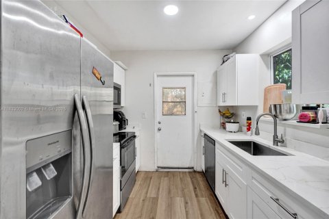 House in Miami, Florida 2 bedrooms, 113.9 sq.m. № 1841038 - photo 17