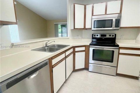 Condominio en alquiler en Oakland Park, Florida, 1 dormitorio, 81.01 m2 № 2089558 - foto 2
