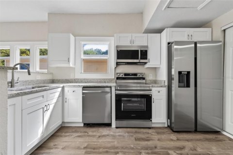 House in Saint Petersburg, Florida 3 bedrooms, 81.75 sq.m. № 2396882 - photo 16