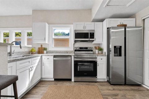 House in Saint Petersburg, Florida 3 bedrooms, 81.75 sq.m. № 2396882 - photo 15