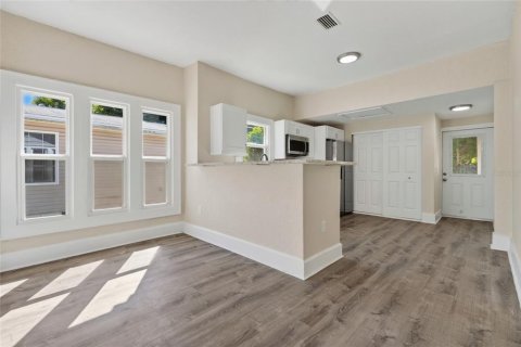 House in Saint Petersburg, Florida 3 bedrooms, 81.75 sq.m. № 2396882 - photo 17