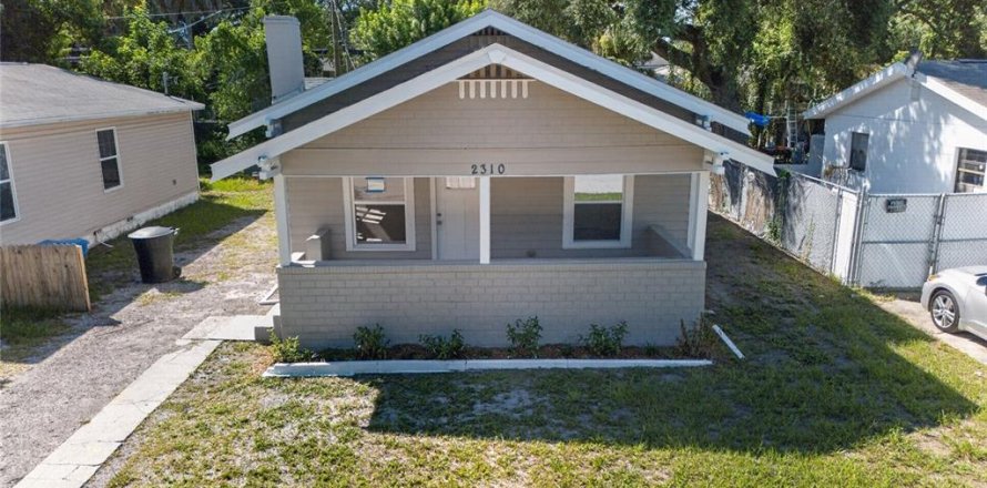 House in Saint Petersburg, Florida 3 bedrooms, 81.75 sq.m. № 2396882