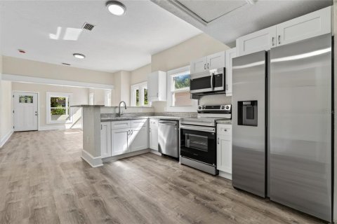 House in Saint Petersburg, Florida 3 bedrooms, 81.75 sq.m. № 2396882 - photo 14