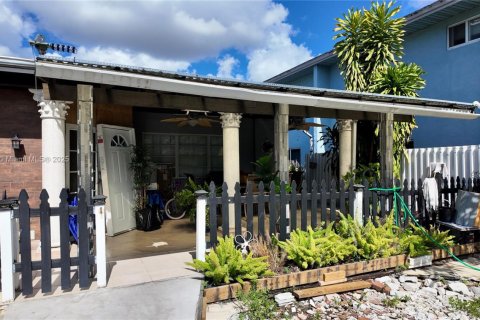 Купить коммерческую недвижимость в Майами, Флорида 284.19м2, № 2054496 - фото 2