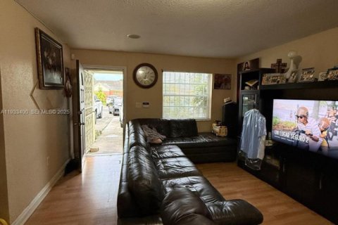 Купить виллу или дом в Майами-Гарденс, Флорида 2 спальни, 87.7м2, № 1991224 - фото 1