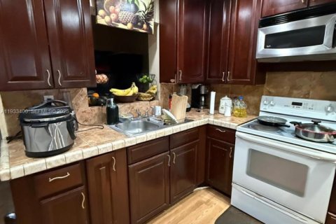 Купить виллу или дом в Майами-Гарденс, Флорида 2 спальни, 87.7м2, № 1991224 - фото 2