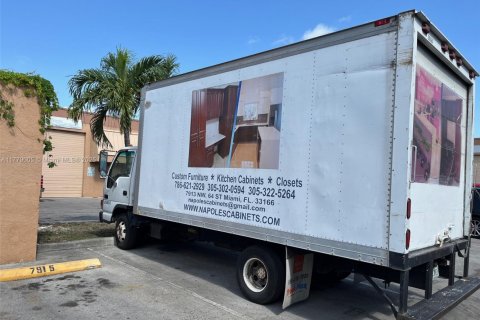 Commercial property in Medley, Florida № 1705053 - photo 1