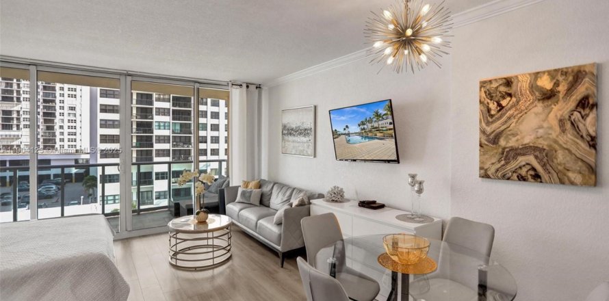 Estudio en el Condominio en Hollywood, Florida  № 2012234