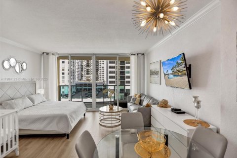 Condominio en alquiler en Hollywood, Florida, 44.78 m2 № 2012234 - foto 3