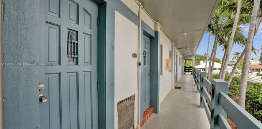 Кондоминиум с 6 комнатами в Форт-Лодердейл, Флорида № 1975607