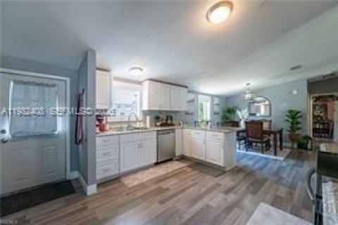 House in LaBelle, Florida 3 bedrooms, 130.43 sq.m. № 2045077 - photo 12