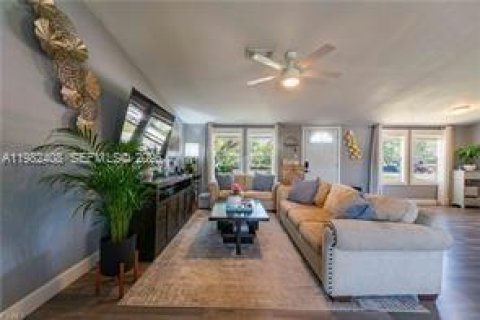 House in LaBelle, Florida 3 bedrooms, 130.43 sq.m. № 2045077 - photo 4