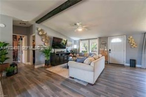 House in LaBelle, Florida 3 bedrooms, 130.43 sq.m. № 2045077 - photo 5