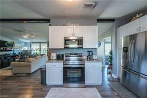 House in LaBelle, Florida 3 bedrooms, 130.43 sq.m. № 2045077 - photo 11