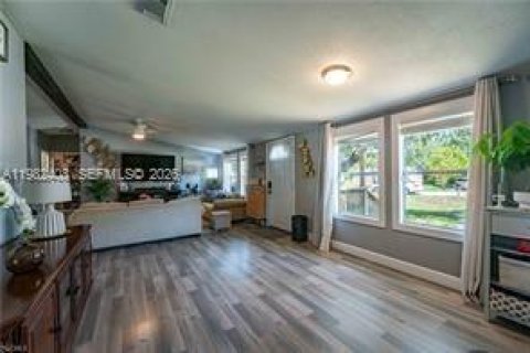 House in LaBelle, Florida 3 bedrooms, 130.43 sq.m. № 2045077 - photo 3