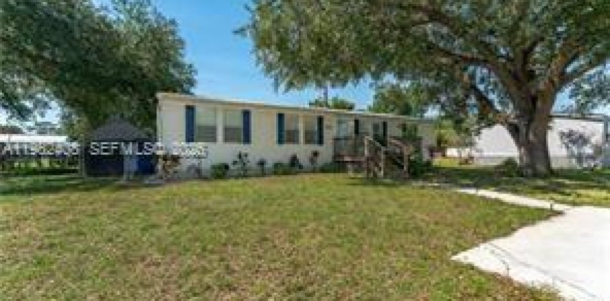 House in LaBelle, Florida 3 bedrooms, 130.43 sq.m. № 2045077