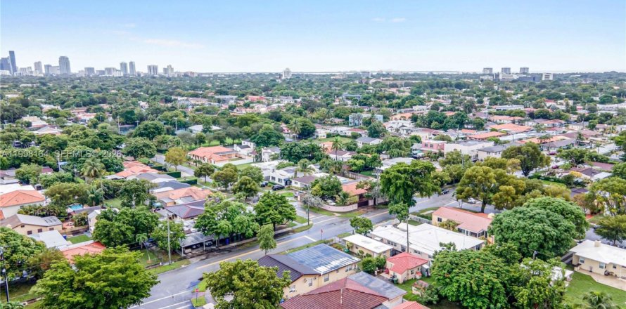 Коммерческая недвижимость в Майами, Флорида 240.43м2 № 2063487