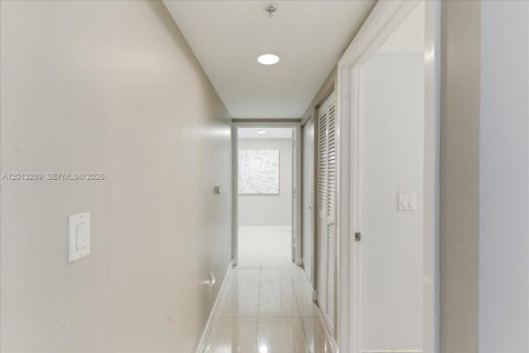 Condo in Miami, Florida, 3 bedrooms  № 2076479 - photo 27