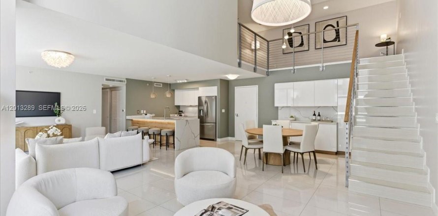 Condo in Miami, Florida, 3 bedrooms  № 2076479