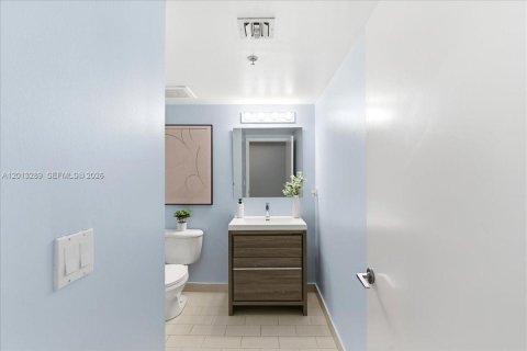 Condo in Miami, Florida, 3 bedrooms  № 2076479 - photo 22