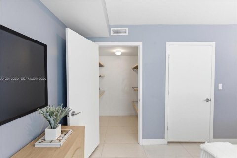 Condo in Miami, Florida, 3 bedrooms  № 2076479 - photo 21