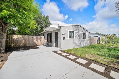 House in Hollywood, Florida 3 bedrooms, 85.47 sq.m. № 2069590