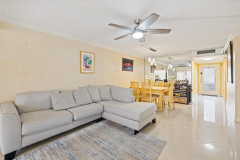 Condo in Tamarac, Florida, 2 bedrooms  № 2088415 - photo 9