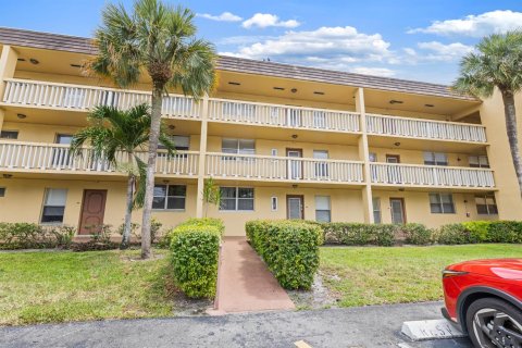 Condo in Tamarac, Florida, 2 bedrooms  № 2088415 - photo 21