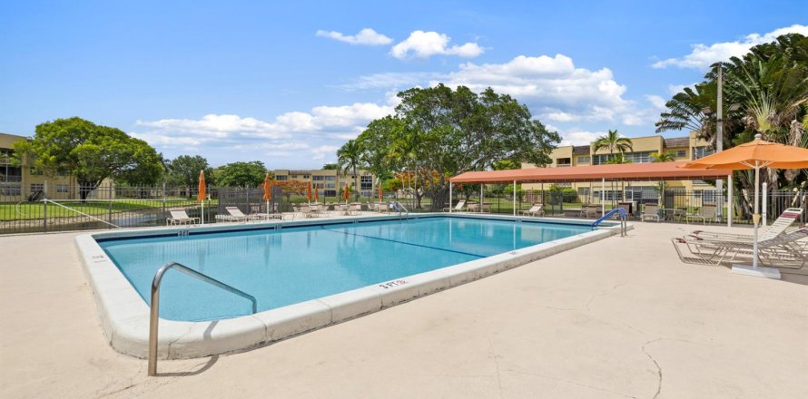 Condo in Tamarac, Florida, 2 bedrooms  № 2088415