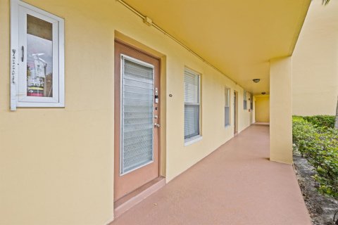 Condo in Tamarac, Florida, 2 bedrooms  № 2088415 - photo 19