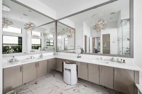 House in Boca Raton, Florida 5 bedrooms, 371.42 sq.m. № 2181444 - photo 19