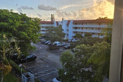 Copropriété à vendre à Lauderhill, Floride: 2 chambres, 99.41 m2 № 1948258 - photo 13
