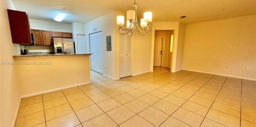 Кондоминиум с 2 спальнями в Дорал, Флорида № 1956843