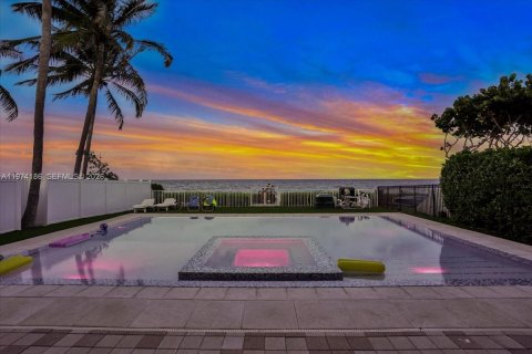 Casa en Fort Lauderdale, Florida 5 dormitorios, 341.14 m2 № 2036490