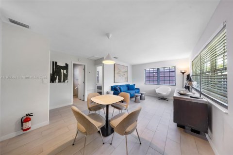 Villa ou maison à louer à Wilton Manors, Floride: 2 chambres, 156.63 m2 № 1965765 - photo 6