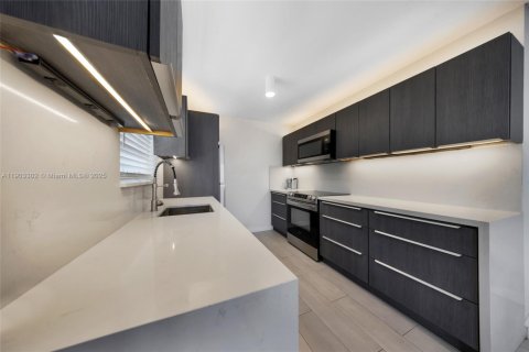 Villa ou maison à louer à Wilton Manors, Floride: 2 chambres, 156.63 m2 № 1965765 - photo 8