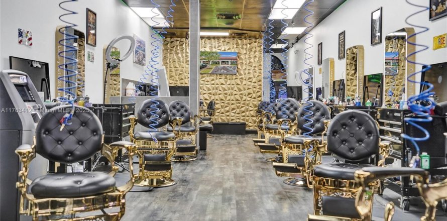 Commercial property in Royal Palm Beach, Florida № 1693234