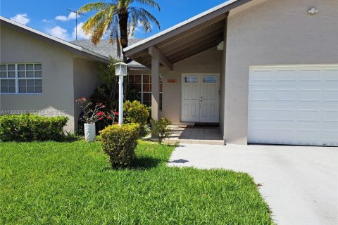 House in Miami, Florida 4 bedrooms, 166.95 sq.m. № 2066344 - photo 2