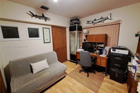 House in Miami, Florida 4 bedrooms, 166.95 sq.m. № 2066344 - photo 26