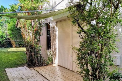 House in Miami, Florida 4 bedrooms, 166.95 sq.m. № 2066344 - photo 28