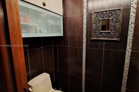 House in Miami, Florida 4 bedrooms, 166.95 sq.m. № 2066344 - photo 5