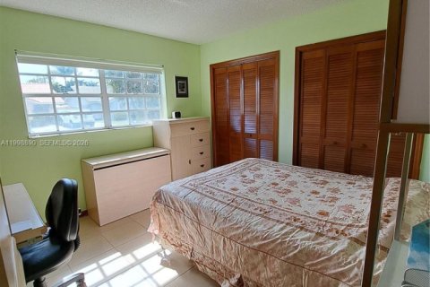 House in Miami, Florida 4 bedrooms, 166.95 sq.m. № 2066344 - photo 19