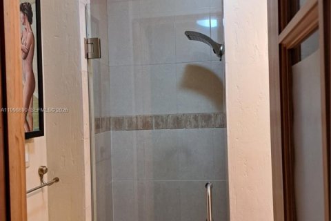 House in Miami, Florida 4 bedrooms, 166.95 sq.m. № 2066344 - photo 18