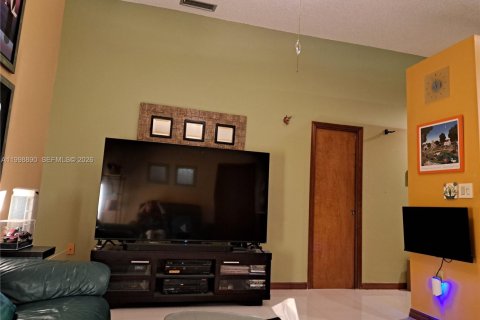 House in Miami, Florida 4 bedrooms, 166.95 sq.m. № 2066344 - photo 11