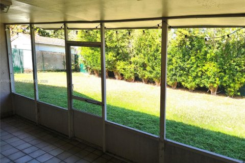 House in Miami, Florida 4 bedrooms, 166.95 sq.m. № 2066344 - photo 30