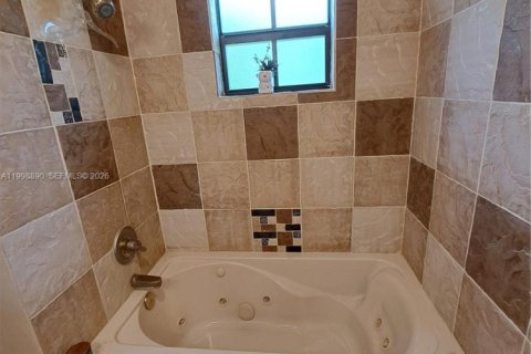 House in Miami, Florida 4 bedrooms, 166.95 sq.m. № 2066344 - photo 16