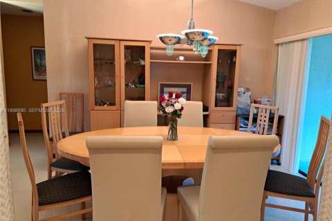 House in Miami, Florida 4 bedrooms, 166.95 sq.m. № 2066344 - photo 13