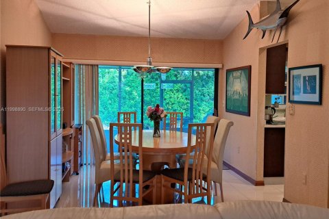 House in Miami, Florida 4 bedrooms, 166.95 sq.m. № 2066344 - photo 12