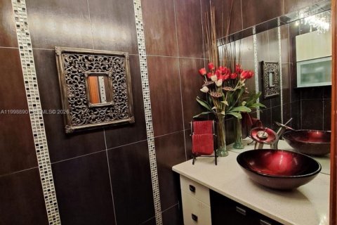 House in Miami, Florida 4 bedrooms, 166.95 sq.m. № 2066344 - photo 6