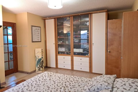 House in Miami, Florida 4 bedrooms, 166.95 sq.m. № 2066344 - photo 15